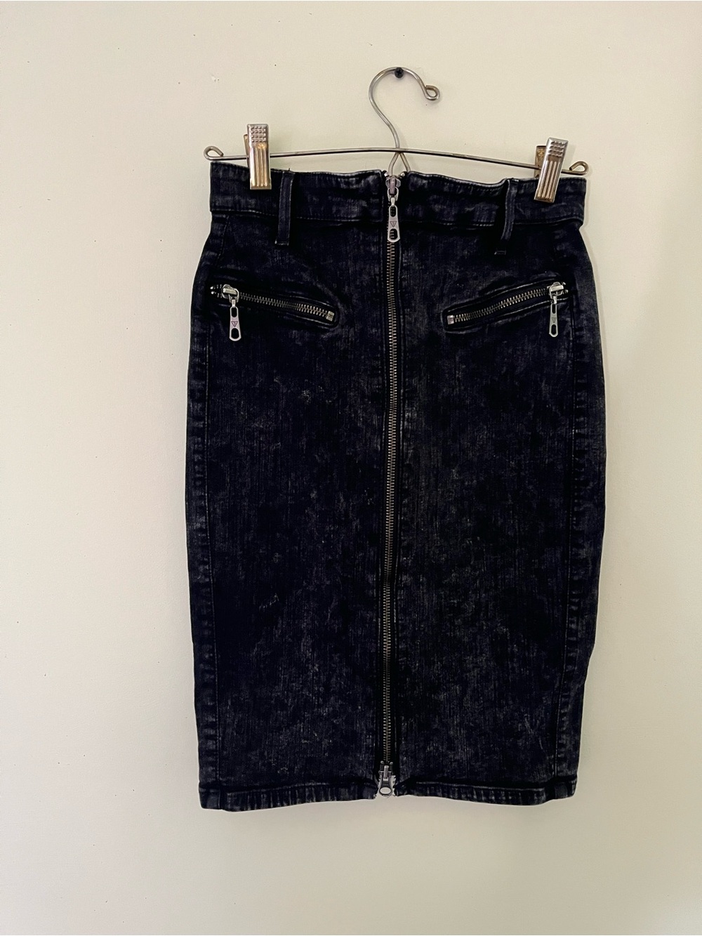 Guess Black Washed Denim Zip-Front Pencil Skirt in 26